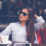 Jeune femme à la terrasse d'un café