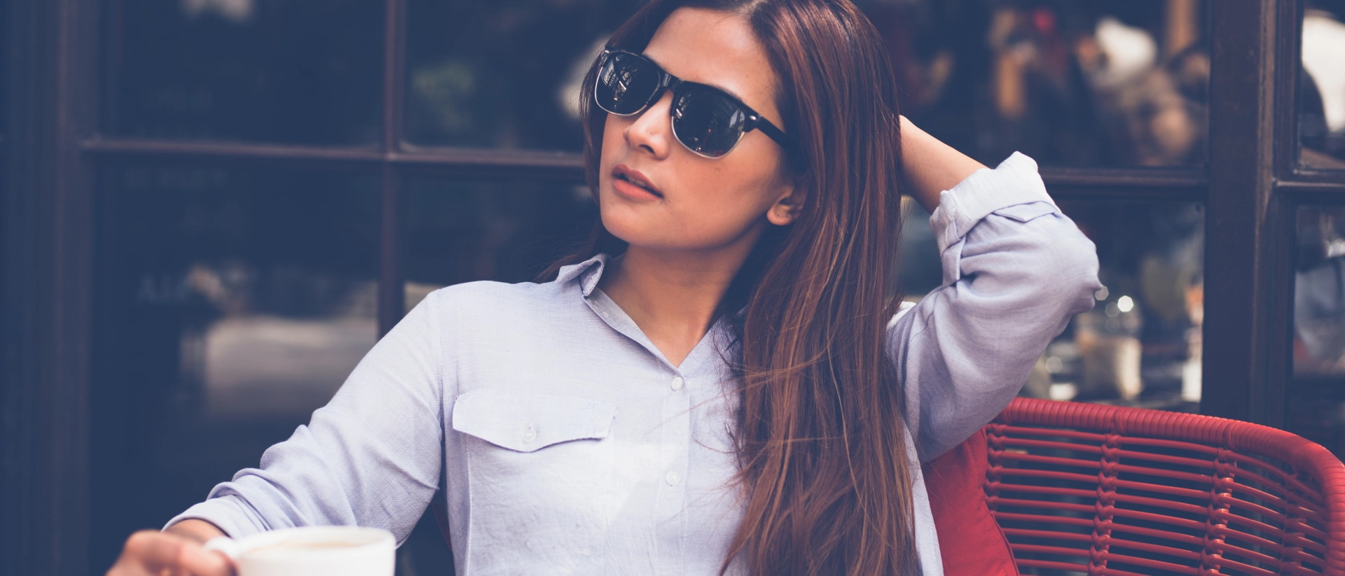 Jeune femme à la terrasse d'un café