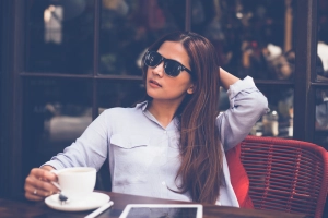 Jeune femme à la terrasse d'un café